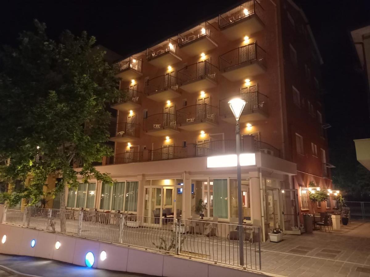 Hotel Serafini Misano Adriatico Exterior foto